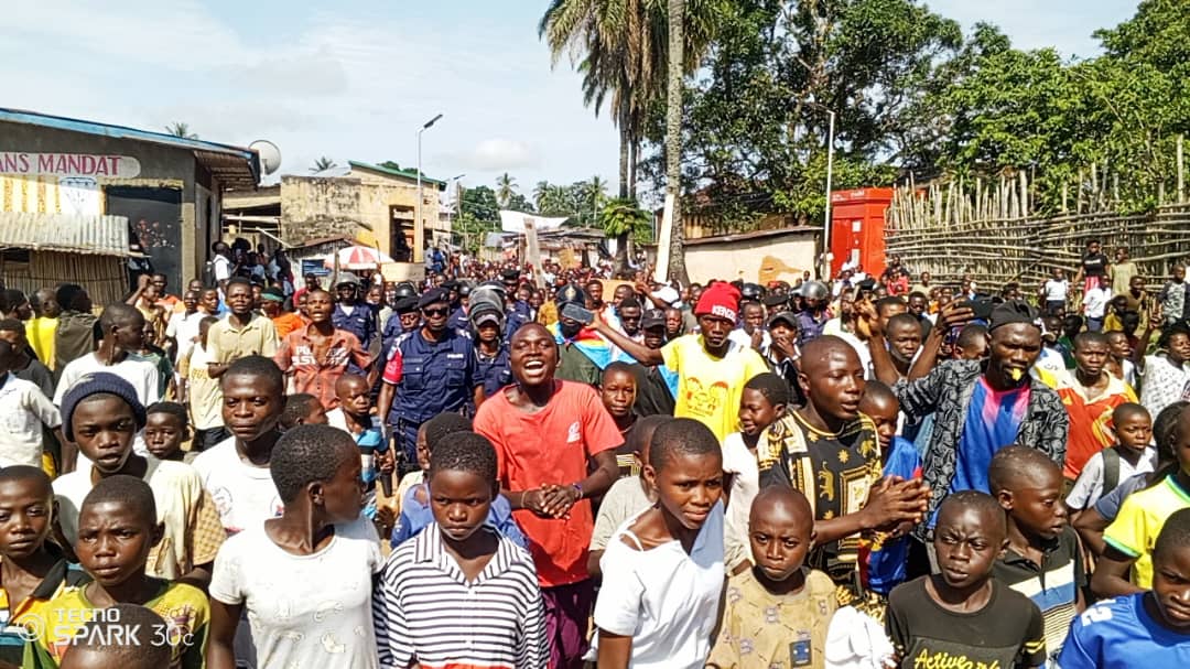 Kasongo Lunda : la population manifeste pour la reprise des travaux de la centrale solaire et la réhabilitation de la route Popokabaka