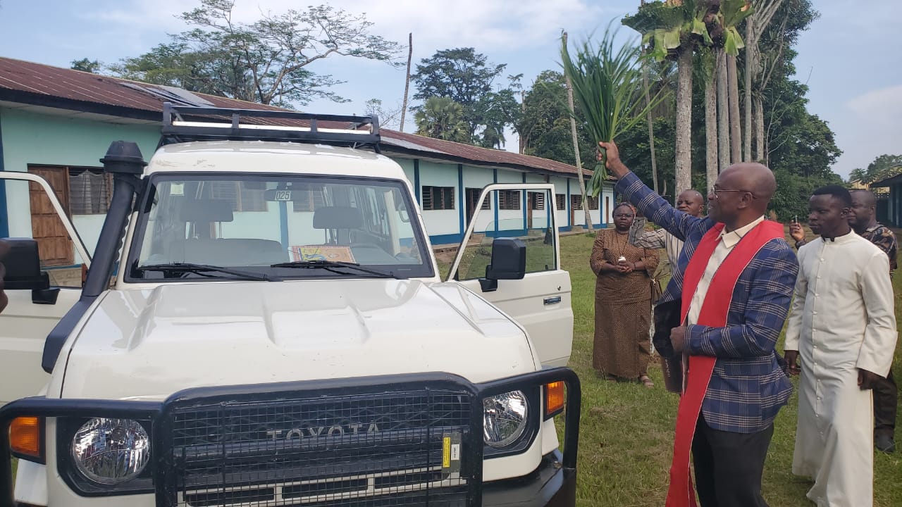 Kwango : Remise d'une jeep à l'Institut des Techniques Médicales de Kasongo Lunda vendredi 06 février 2026 par la Sœur Provinciale Rosette Suta.
