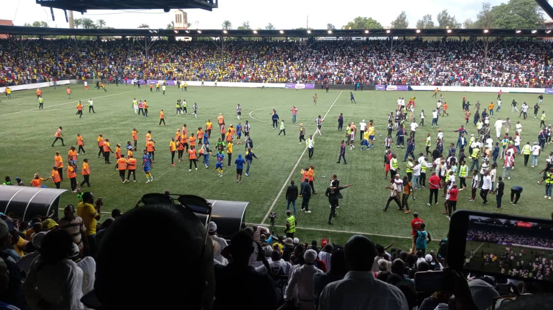 Ligue 1 : le derby lushois tourne au “Royal Rumble” entre supporteurs